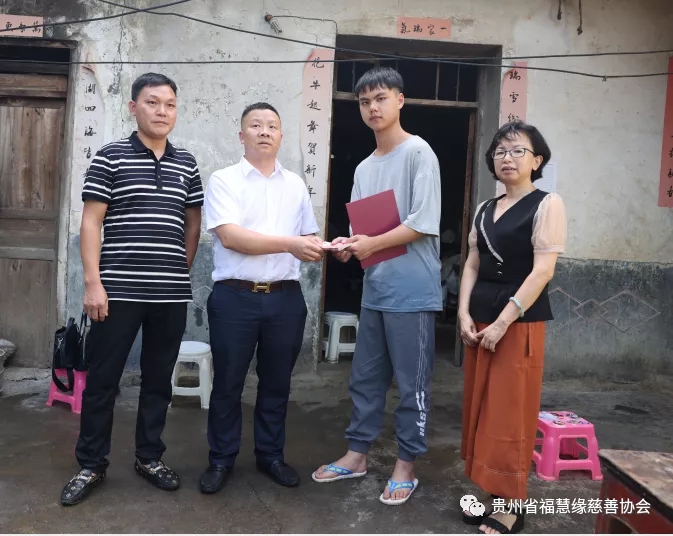 2021年 8月12日,貴州省?；劬壌壬茀f(xié)會(huì)會(huì)長(zhǎng)王文軍、副會(huì)長(zhǎng)韋敏,六盤(pán)水分會(huì)會(huì)長(zhǎng)鄧祖旭等一行赴六枝特區(qū)梭戛鄉(xiāng)中寨村慰問(wèn)即將進(jìn)入大學(xué)學(xué)習(xí)的優(yōu)秀貧困高考學(xué)生龍忠相